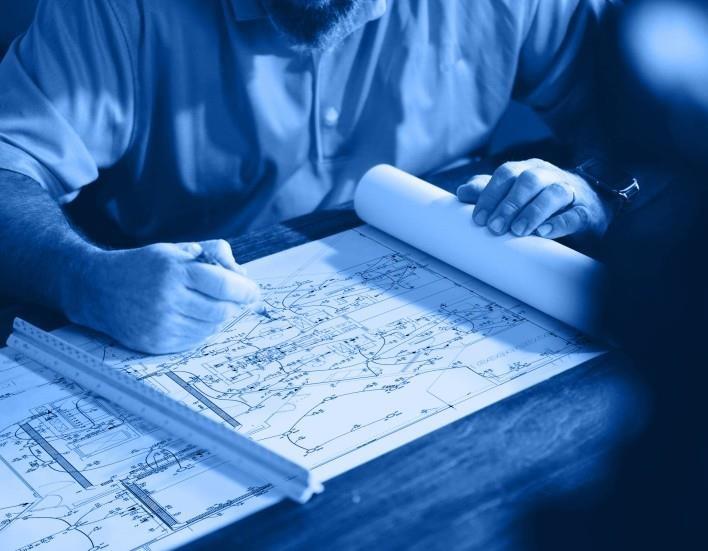 Engenheiro revisando pranchas de projeto